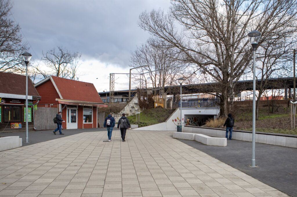 Gyártelepi vasútállomás előtti tér renoválása 001