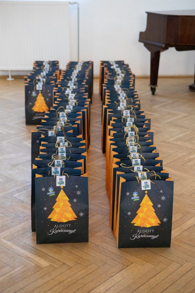 Karácsonyi ajándékcsomag a 65 éven felüliek számára 001