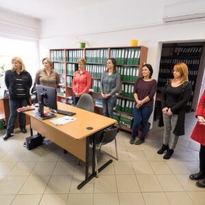 Nőnapi köszöntés és virágosztás 002