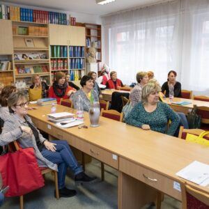 Nőnapi köszöntés és virágosztás 011