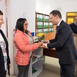 Nőnapi köszöntés és virágosztás 003