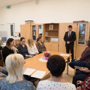 Nőnapi köszöntés és virágosztás 004