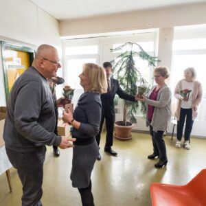 Nőnapi köszöntés és virágosztás 006