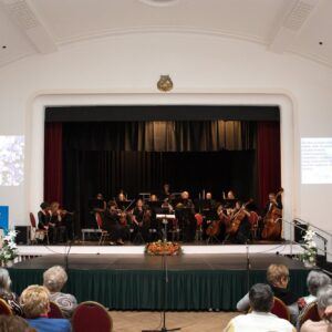 Nőnapi köszöntés és virágosztás 007