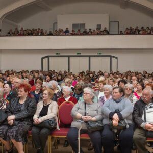 Nőnapi köszöntés és virágosztás 008