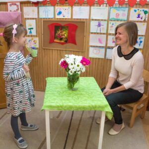 Anyák napi köszöntés és virágosztás a városi intézményekben 002